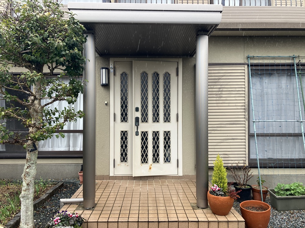 玄関ドア取替工事_施工前の外観写真